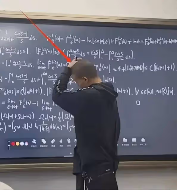 韋東奕換新髮型留光頭講課太搶眼,一心專研心中與他,字體超工整