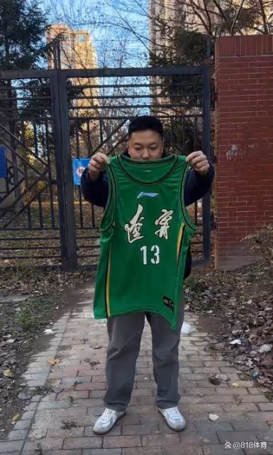 割袍斷義!遼寧球迷焚燒郭艾倫13號球衣,不滿其粉絲公開抵制遼籃