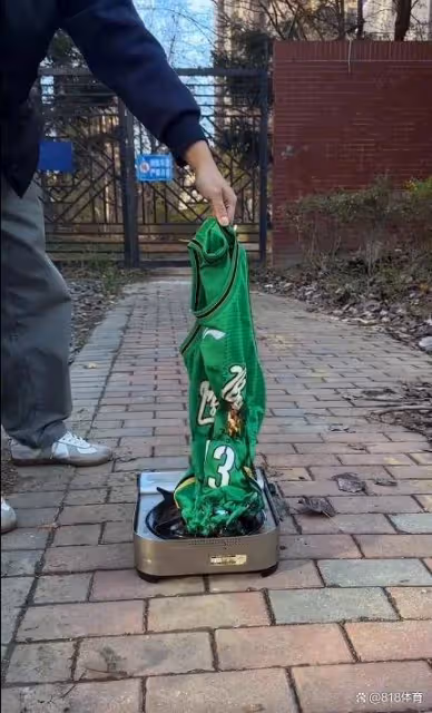 割袍斷義!遼寧球迷焚燒郭艾倫13號球衣,不滿其粉絲公開抵制遼籃