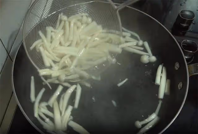 天冷又乾燥,我常給家人做這鍋湯,一人一碗營養開胃,成本才6元