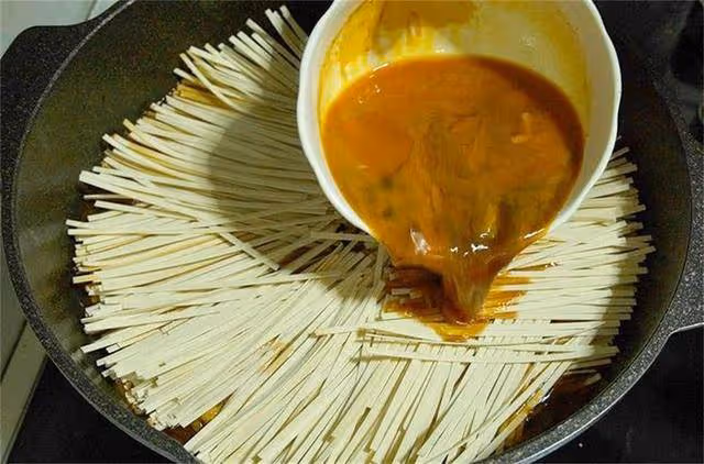 零下10幾度,早餐不要出去買了,教你一鍋懶人燜面,飯菜一鍋出