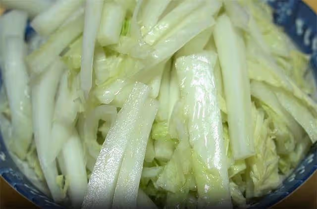零下10幾度,早餐不要出去買了,教你一鍋懶人燜面,飯菜一鍋出