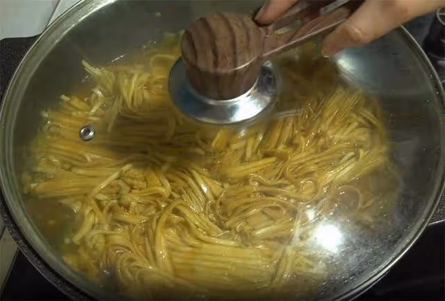 零下10幾度,早餐不要出去買了,教你一鍋懶人燜面,飯菜一鍋出