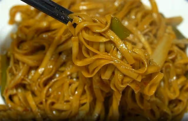 零下10幾度,早餐不要出去買了,教你一鍋懶人燜面,飯菜一鍋出