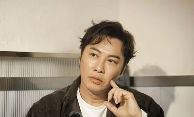 知名港星被贊凍齡有術,曾窮到借錢為母親治病,網民喊話其子入行