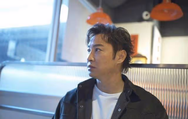 知名港星被贊凍齡有術,曾窮到借錢為母親治病,網民喊話其子入行