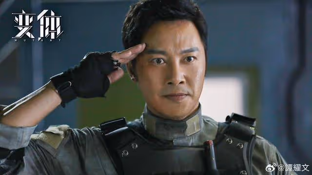 知名港星被贊凍齡有術,曾窮到借錢為母親治病,網民喊話其子入行
