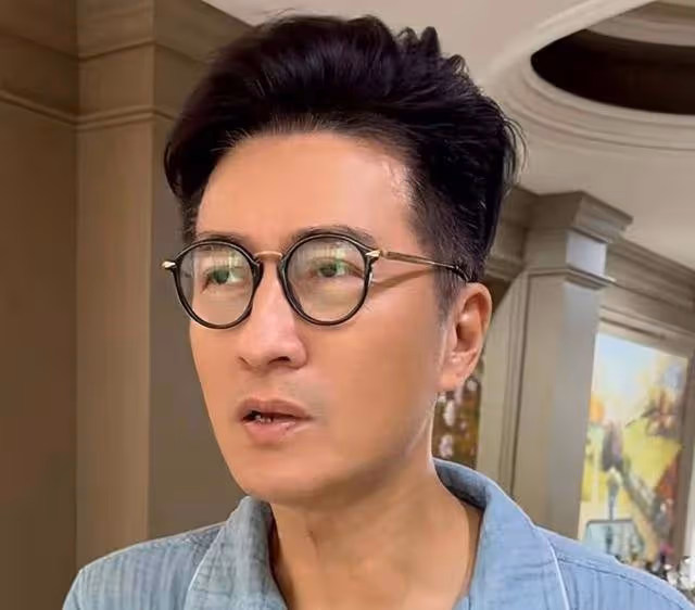 香港知名男星突發舊病,下半身動彈不得癱坐椅上,經常半夜痛醒
