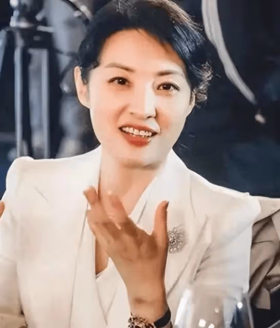 央視美女主持人周濤:二婚嫁大8歲億萬富商,辭職後成國企老總
