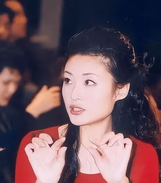 央視美女主持人周濤:二婚嫁大8歲億萬富商,辭職後成國企老總