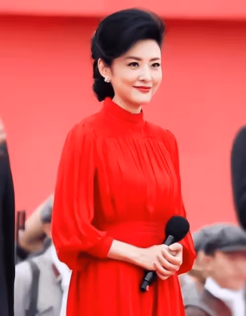 央視美女主持人周濤:二婚嫁大8歲億萬富商,辭職後成國企老總