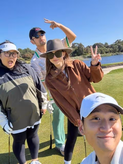 周杰倫昆凌打高爾夫心情好,與周興哲等人同框合影