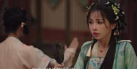 同樣是頭飾繁雜,為何陳都靈能艷而不俗、端莊持重?原因何在?