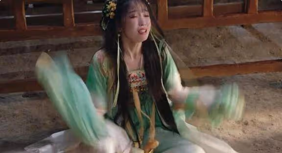 同樣是頭飾繁雜,為何陳都靈能艷而不俗、端莊持重?原因何在?