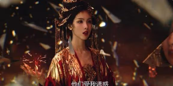 同樣是頭飾繁雜,為何陳都靈能艷而不俗、端莊持重?原因何在?