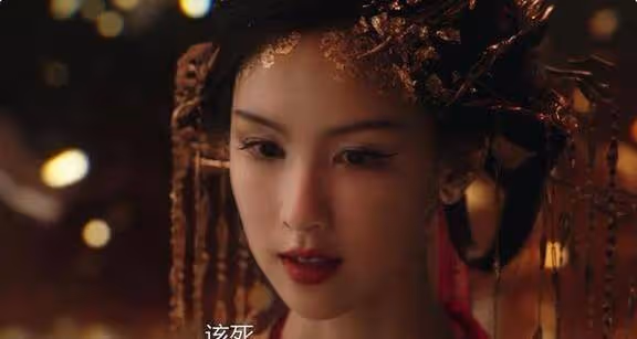 同樣是頭飾繁雜,為何陳都靈能艷而不俗、端莊持重?原因何在?