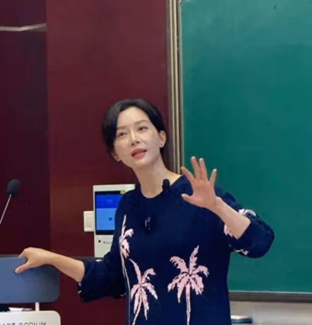 47歲陳數中戲上課,生圖蘋果肌凸起還卡粉,學生形容其氣味太貼切