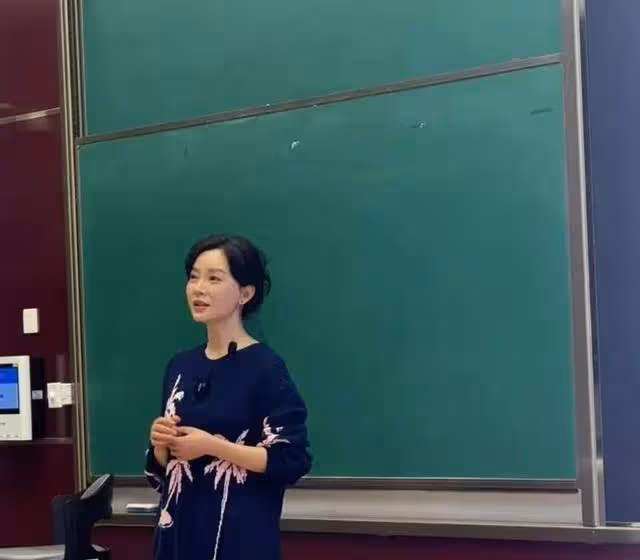 47歲陳數中戲上課,生圖蘋果肌凸起還卡粉,學生形容其氣味太貼切