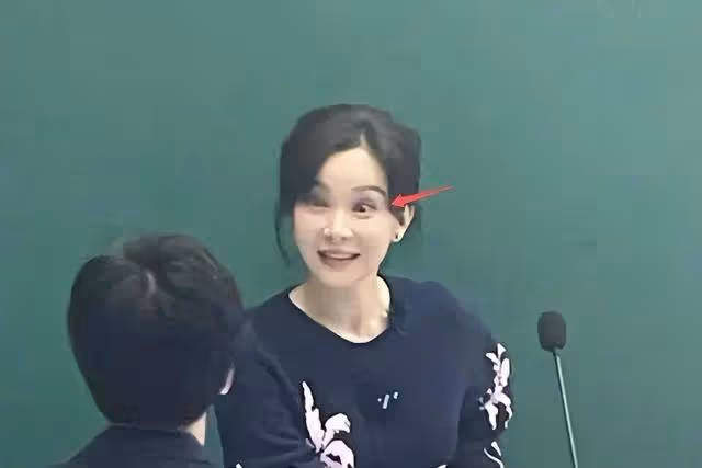 47歲陳數中戲上課,生圖蘋果肌凸起還卡粉,學生形容其氣味太貼切