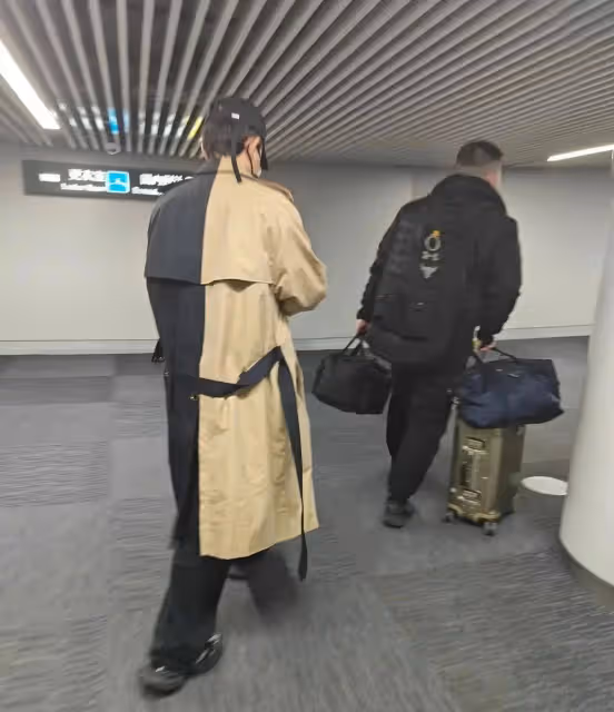 網友偶遇張傑,穿風衣現身超搶眼,一半黃一半黑,時尚感看不懂