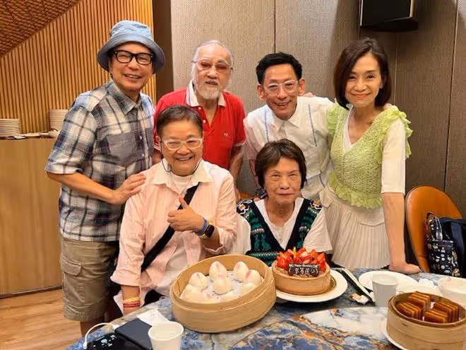 87歲老戲骨近況曝光精神好,捐全部身家行善建學校仿如女版古天樂