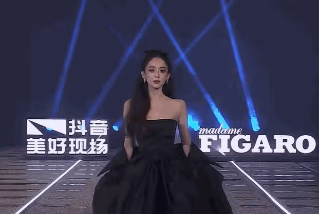 北京這一夜：古力娜扎豐滿有料，關曉彤又壯了，我卻被李一桐驚艷