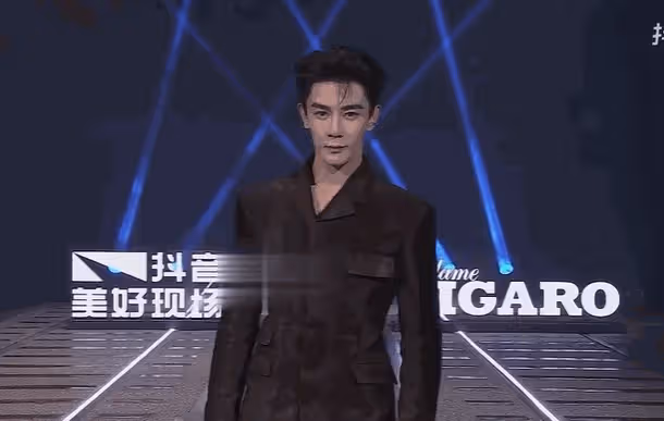 北京這一夜：古力娜扎豐滿有料，關曉彤又壯了，我卻被李一桐驚艷