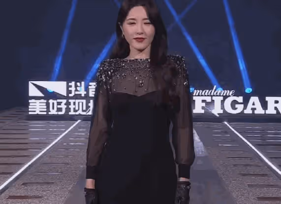 北京這一夜:古力娜扎豐滿有料,關曉彤又壯了,我卻被李一桐驚艷