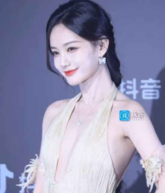 北京這一夜:古力娜扎豐滿有料,關曉彤又壯了,我卻被李一桐驚艷