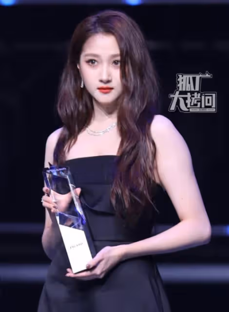 北京這一夜:古力娜扎豐滿有料,關曉彤又壯了,我卻被李一桐驚艷