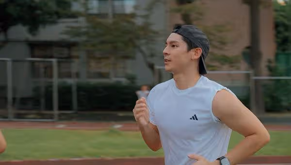 台北夜跑⋯身邊「顯眼黃衣男」竟是林柏宏! 男神親開口約跑