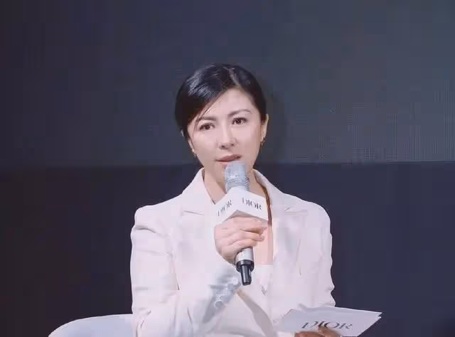美女主持人陳蕾:一婚嫁給同學,二婚嫁給教授,如今51歲很幸福