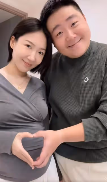 郝劭文曬老婆最新孕照，林寧瑞肚大如籮胖一圈，滿臉溫柔孕相超足