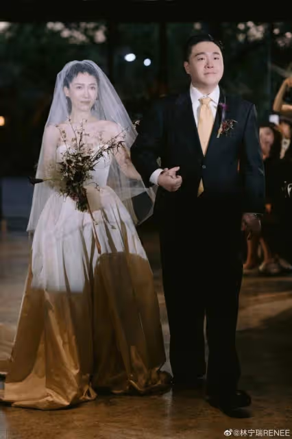郝劭文曬老婆最新孕照,林寧瑞肚大如籮胖一圈,滿臉溫柔孕相超足