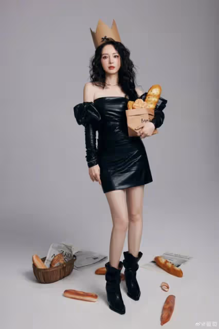 45歲董璇曬慶生照,穿抹胸黑裙又美又颯,顏值身材不輸年輕小姑娘