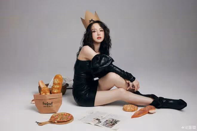 45歲董璇曬慶生照,穿抹胸黑裙又美又颯,顏值身材不輸年輕小姑娘