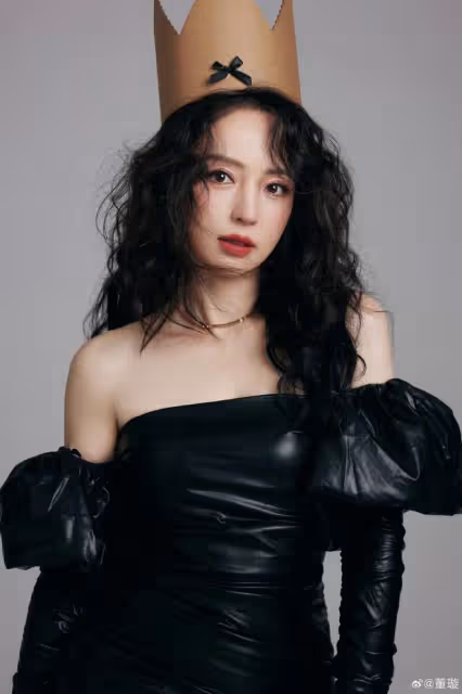 45歲董璇曬慶生照,穿抹胸黑裙又美又颯,顏值身材不輸年輕小姑娘