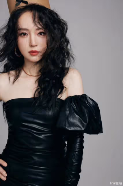 45歲董璇曬慶生照,穿抹胸黑裙又美又颯,顏值身材不輸年輕小姑娘