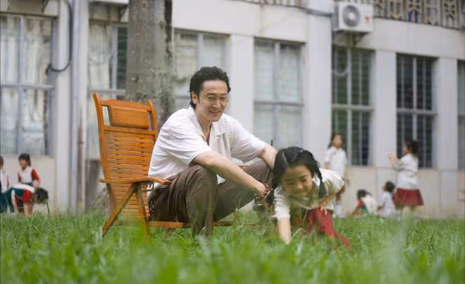 王傳君公園摘柿子寵女,違規還是溫情?引規則教育討論