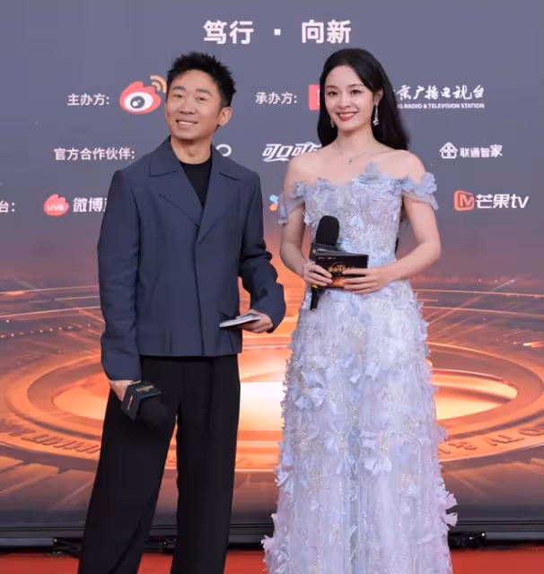 微博世界大會:王楚然露腿,關曉彤玩性感,都不及劉亦菲發胖吸睛