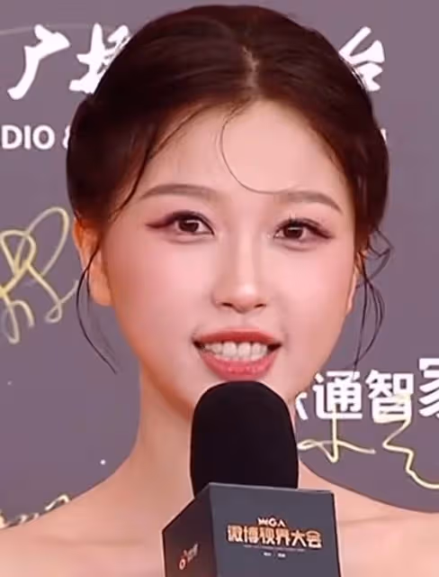 微博世界大會:王楚然露腿,關曉彤玩性感,都不及劉亦菲發胖吸睛