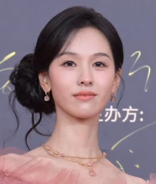 微博世界大會：王楚然露腿，關曉彤玩性感，都不及劉亦菲發胖吸睛