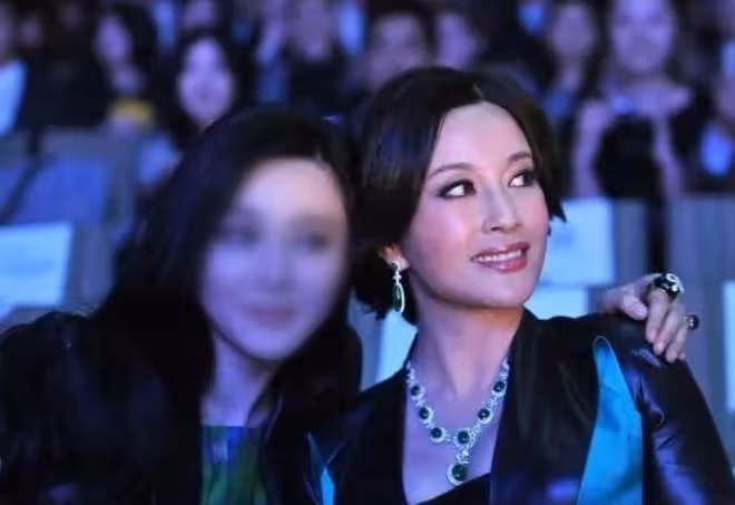 上海活動,鞏俐這一笑,我才發現:她已走上了女演員的另一條大路