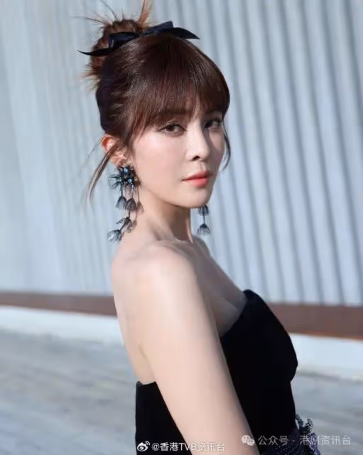 TVB當紅小花新劇被拍？貼身短裙開工曬玲瓏浮凸身材