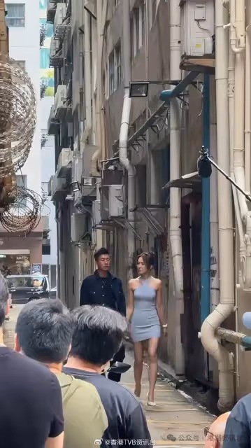 TVB當紅小花新劇被拍？貼身短裙開工曬玲瓏浮凸身材