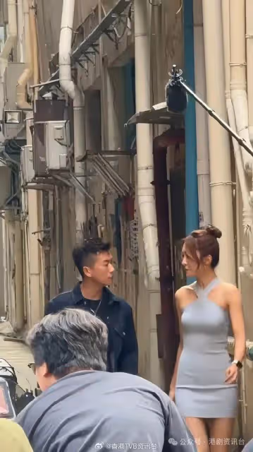 TVB當紅小花新劇被拍？貼身短裙開工曬玲瓏浮凸身材