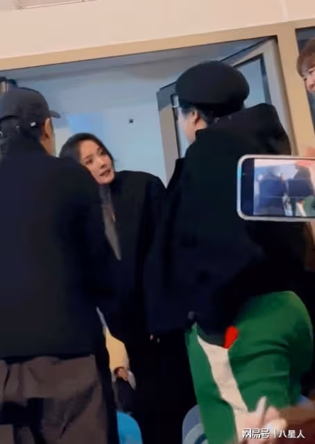 明目張膽巴結張藝謀!楊冪共創之夜活動現場,點頭哈腰和張藝謀熱聊