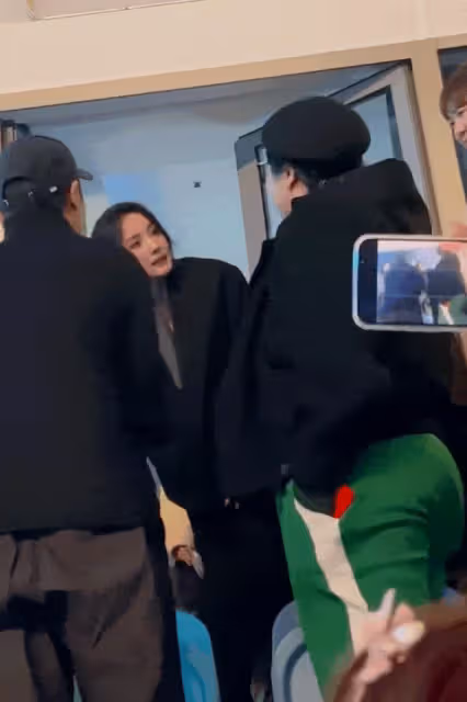 明目張膽巴結張藝謀!楊冪共創之夜活動現場,點頭哈腰和張藝謀熱聊