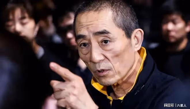 明目張膽巴結張藝謀!楊冪共創之夜活動現場,點頭哈腰和張藝謀熱聊