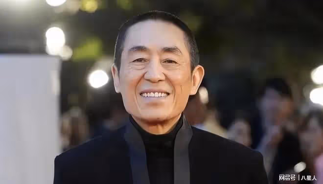 明目張膽巴結張藝謀!楊冪共創之夜活動現場,點頭哈腰和張藝謀熱聊